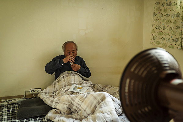 포토 JPG 주간 할아버지 노년 남자 실내 한명 들기 앉기 상반신 앞모습 컵 실버라이프 약 이불 한국인 고독 난방기 먹기 70대 고령화 독거노인 노인남자한명만 국내포토 자연요소 1 라이프스타일 식기 감정 뷰포인트 의학 침구 모션 사람 동양인 성인 내부 사회이슈 난방용품 남자한명만 노인남자만 파일형식