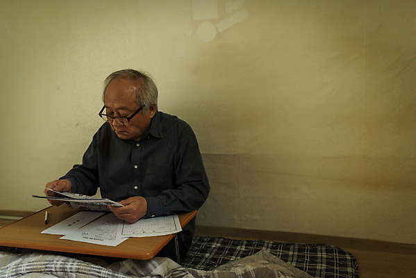 포토 JPG 주간 응시 할아버지 노년 남자 실내 한명 들기 앉기 상반신 옆모습 실버라이프 한국인 구직 고독 전단 70대 일자리 실버취업 고령화 독거노인 노인남자한명만 안경낌 국내포토 자연요소 1 라이프스타일 시선 감정 안경 뷰포인트 컨셉 비즈니스 모션 사람 동양인 성인 내부 사회이슈 홍보물 남자한명만 노인남자만 파일형식