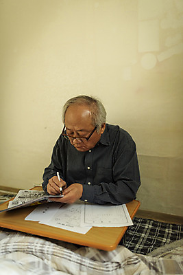 포토 JPG 주간 응시 할아버지 노년 남자 실내 한명 들기 앉기 상반신 옆모습 실버라이프 펜 한국인 구직 고독 전단 70대 이력서 실버취업 고령화 독거노인 노인남자한명만 안경낌 국내포토 자연요소 1 라이프스타일 시선 감정 안경 뷰포인트 컨셉 모션 사람 동양인 성인 내부 필기구 사회이슈 홍보물 남자한명만 노인남자만 파일형식