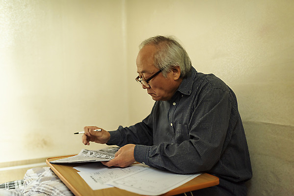 포토 JPG 주간 할아버지 노년 남자 실내 한명 들기 앉기 상반신 옆모습 실버라이프 펜 한국인 구직 고독 70대 일자리 실버취업 고령화 독거노인 노인남자한명만 안경낌 국내포토 자연요소 1 라이프스타일 감정 안경 뷰포인트 컨셉 비즈니스 모션 사람 동양인 성인 내부 필기구 사회이슈 남자한명만 노인남자만 파일형식