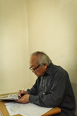 포토 JPG 주간 할아버지 노년 남자 실내 한명 들기 앉기 상반신 옆모습 실버라이프 펜 한국인 구직 기록 고독 70대 일자리 실버취업 고령화 독거노인 노인남자한명만 안경낌 국내포토 자연요소 1 라이프스타일 감정 안경 뷰포인트 컨셉 비즈니스 모션 사람 동양인 성인 내부 필기구 사회이슈 남자한명만 노인남자만 파일형식