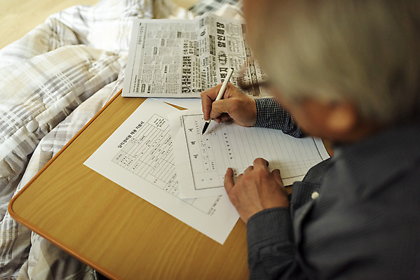 포토 JPG 주간 할아버지 노년 남자 실내 한명 들기 앉기 상반신 뒷모습 실버라이프 펜 한국인 구직 기록 고독 소프트포커스 70대 일자리 실버취업 고령화 독거노인 노인남자한명만 국내포토 자연요소 1 라이프스타일 감정 뷰포인트 컨셉 비즈니스 모션 촬영기법 사람 동양인 성인 내부 필기구 사회이슈 남자한명만 노인남자만 파일형식