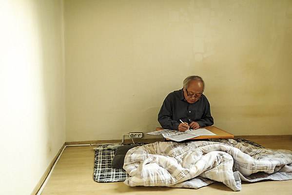 포토 JPG 주간 할아버지 노년 남자 실내 한명 들기 앉기 상반신 앞모습 실버라이프 펜 이불 한국인 구직 기록 고독 70대 이력서 실버취업 고령화 독거노인 노인남자한명만 국내포토 자연요소 1 라이프스타일 감정 뷰포인트 컨셉 침구 모션 사람 동양인 성인 내부 필기구 사회이슈 남자한명만 노인남자만 파일형식