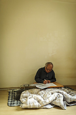 포토 JPG 주간 할아버지 노년 남자 실내 한명 들기 앉기 상반신 앞모습 실버라이프 펜 이불 한국인 구직 기록 고독 70대 이력서 실버취업 고령화 독거노인 노인남자한명만 국내포토 자연요소 1 라이프스타일 감정 뷰포인트 컨셉 침구 모션 사람 동양인 성인 내부 필기구 사회이슈 남자한명만 노인남자만 파일형식