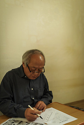 포토 JPG 주간 할아버지 노년 남자 실내 한명 들기 앉기 상반신 옆모습 실버라이프 펜 한국인 기록 고독 70대 이력서 실버취업 고령화 독거노인 노인남자한명만 국내포토 자연요소 1 라이프스타일 감정 뷰포인트 모션 사람 동양인 성인 내부 필기구 구직 사회이슈 남자한명만 노인남자만 파일형식