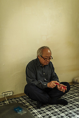 포토 JPG 주간 전신 할아버지 노년 남자 실내 한명 들기 앉기 옆모습 실버라이프 한국인 고독 70대 고령화 독거노인 화투 화투놀이 노인남자한명만 안경낌 국내포토 자연요소 1 라이프스타일 감정 안경 뷰포인트 모션 사람 동양인 성인 내부 게임 사회이슈 남자한명만 노인남자만 파일형식