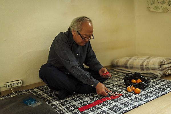포토 JPG 주간 전신 할아버지 노년 남자 귤 실내 한명 들기 앉기 옆모습 실버라이프 한국인 고독 70대 고령화 독거노인 화투 화투놀이 노인남자한명만 국내포토 자연요소 1 라이프스타일 감정 뷰포인트 과일 모션 사람 동양인 성인 내부 게임 사회이슈 남자한명만 노인남자만 파일형식