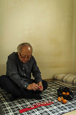 포토 JPG 주간 전신 할아버지 노년 남자 귤 실내 한명 들기 앉기 앞모습 실버라이프 한국인 고독 70대 고령화 독거노인 화투 화투놀이 노인남자한명만 안경낌 국내포토 자연요소 1 라이프스타일 감정 안경 뷰포인트 과일 모션 사람 동양인 성인 내부 게임 사회이슈 남자한명만 노인남자만 파일형식