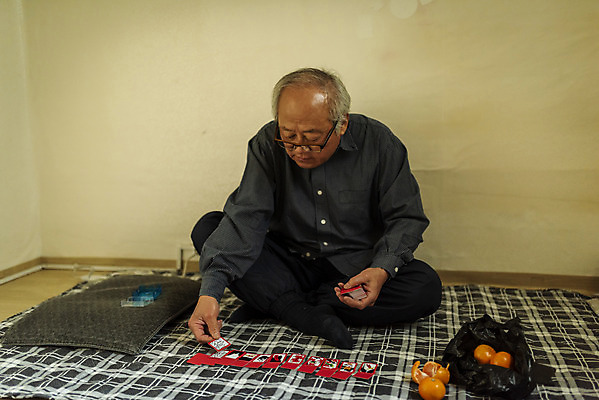 포토 JPG 주간 전신 할아버지 노년 남자 귤 실내 한명 들기 앉기 앞모습 실버라이프 한국인 고독 70대 고령화 독거노인 화투 화투놀이 노인남자한명만 안경낌 국내포토 자연요소 1 라이프스타일 감정 안경 뷰포인트 과일 모션 사람 동양인 성인 내부 게임 사회이슈 남자한명만 노인남자만 파일형식