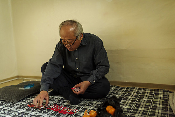 포토 JPG 주간 전신 할아버지 노년 남자 귤 실내 한명 들기 앉기 옆모습 실버라이프 한국인 고독 70대 고령화 독거노인 화투 화투놀이 노인남자한명만 국내포토 자연요소 1 라이프스타일 감정 뷰포인트 과일 모션 사람 동양인 성인 내부 게임 사회이슈 남자한명만 노인남자만 파일형식