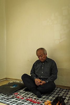 포토 JPG 주간 전신 할아버지 노년 남자 귤 실내 한명 들기 앉기 옆모습 실버라이프 한국인 고독 지루함 70대 고령화 독거노인 화투 화투놀이 노인남자한명만 국내포토 자연요소 1 라이프스타일 감정 뷰포인트 과일 모션 사람 동양인 성인 내부 게임 사회이슈 남자한명만 노인남자만 파일형식