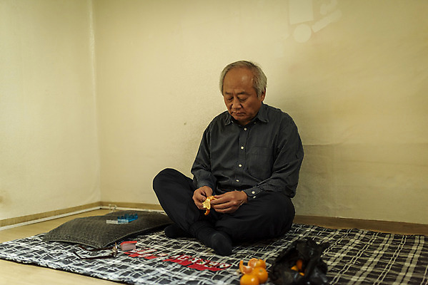 포토 JPG 주간 전신 할아버지 노년 남자 귤 실내 한명 들기 앉기 옆모습 실버라이프 한국인 고독 지루함 먹기 70대 고령화 독거노인 화투 노인남자한명만 국내포토 자연요소 1 라이프스타일 감정 뷰포인트 과일 모션 사람 동양인 성인 내부 게임 사회이슈 남자한명만 노인남자만 파일형식