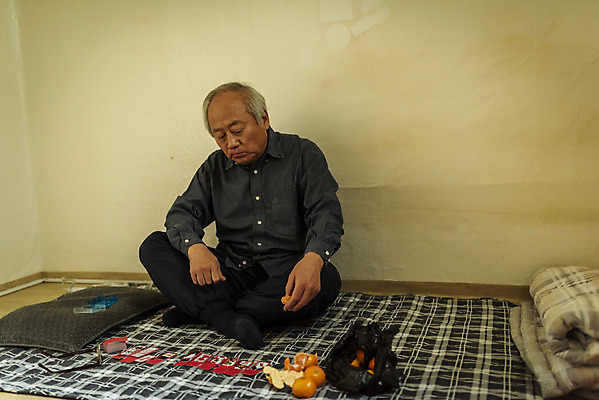 포토 JPG 주간 전신 응시 할아버지 노년 남자 귤 실내 한명 들기 앉기 옆모습 실버라이프 한국인 고독 지루함 먹기 70대 고령화 독거노인 화투 노인남자한명만 국내포토 자연요소 1 라이프스타일 시선 감정 뷰포인트 과일 모션 사람 동양인 성인 내부 게임 사회이슈 남자한명만 노인남자만 파일형식