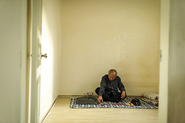 포토 JPG 주간 전신 할아버지 노년 남자 귤 실내 한명 들기 앉기 앞모습 실버라이프 한국인 고독 70대 고령화 독거노인 화투 화투놀이 노인남자한명만 국내포토 자연요소 1 라이프스타일 감정 뷰포인트 과일 모션 사람 동양인 성인 내부 게임 사회이슈 남자한명만 노인남자만 파일형식