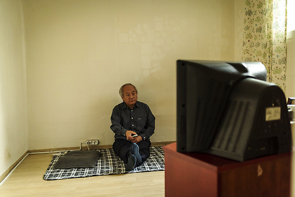 포토 JPG 주간 전신 할아버지 노년 남자 실내 한명 들기 앉기 앞모습 실버라이프 한국인 고독 70대 티비시청 고령화 독거노인 노인남자한명만 국내포토 자연요소 1 라이프스타일 감정 뷰포인트 모션 사람 동양인 성인 내부 사회이슈 시청_보고들음 남자한명만 노인남자만 파일형식