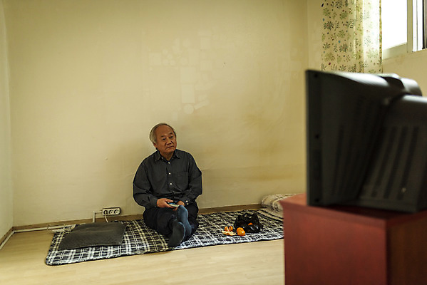 포토 JPG 주간 전신 할아버지 노년 남자 귤 실내 한명 앉기 앞모습 실버라이프 한국인 고독 70대 티비시청 고령화 독거노인 노인남자한명만 국내포토 자연요소 1 라이프스타일 감정 뷰포인트 과일 모션 사람 동양인 성인 내부 사회이슈 시청_보고들음 남자한명만 노인남자만 파일형식