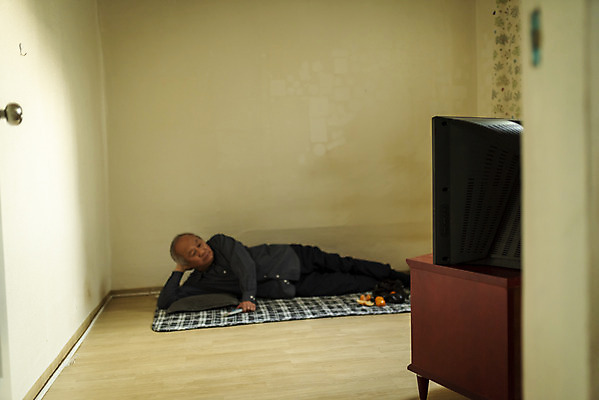 포토 JPG 주간 전신 할아버지 노년 남자 귤 실내 한명 앞모습 실버라이프 눕기 한국인 고독 70대 티비시청 고령화 독거노인 노인남자한명만 국내포토 자연요소 1 라이프스타일 감정 뷰포인트 과일 모션 사람 동양인 성인 내부 사회이슈 시청_보고들음 남자한명만 노인남자만 파일형식