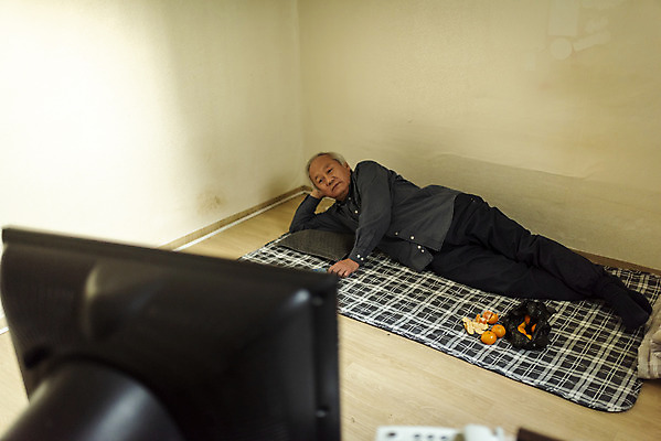 포토 JPG 주간 전신 할아버지 노년 남자 귤 실내 한명 앞모습 실버라이프 눕기 한국인 고독 70대 티비시청 고령화 독거노인 노인남자한명만 국내포토 자연요소 1 라이프스타일 감정 뷰포인트 과일 모션 사람 동양인 성인 내부 사회이슈 시청_보고들음 남자한명만 노인남자만 파일형식