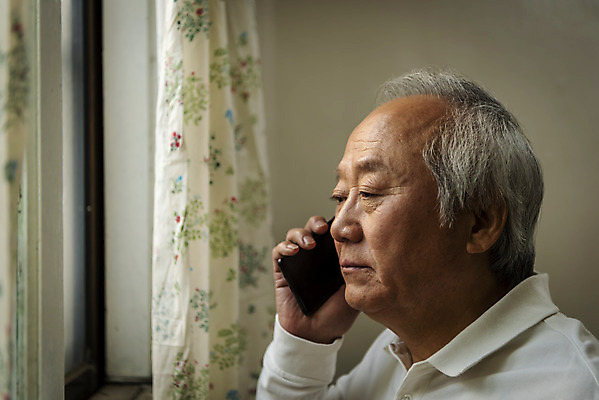 포토 JPG 주간 할아버지 노년 남자 실내 한명 들기 앉기 상반신 옆모습 실버라이프 스마트폰 한국인 고독 70대 통화 고령화 독거노인 노인남자한명만 국내포토 자연요소 1 라이프스타일 감정 뷰포인트 모션 사람 동양인 성인 내부 핸드폰 스마트기기 사회이슈 남자한명만 노인남자만 파일형식