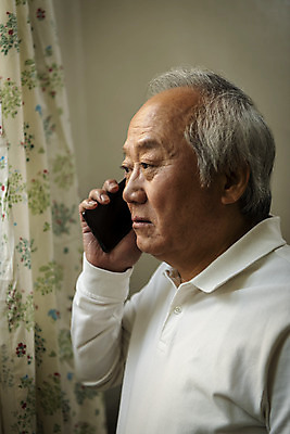 포토 JPG 주간 할아버지 노년 남자 실내 한명 들기 상반신 옆모습 실버라이프 스마트폰 한국인 고독 70대 통화 고령화 독거노인 노인남자한명만 국내포토 자연요소 1 라이프스타일 감정 뷰포인트 모션 사람 동양인 성인 내부 핸드폰 스마트기기 사회이슈 남자한명만 노인남자만 파일형식
