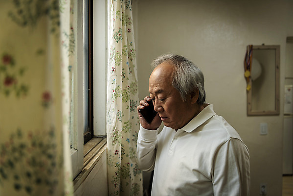 포토 JPG 주간 할아버지 노년 남자 실내 한명 들기 상반신 옆모습 실버라이프 스마트폰 한국인 고독 70대 통화 고령화 독거노인 노인남자한명만 국내포토 자연요소 1 라이프스타일 감정 뷰포인트 모션 사람 동양인 성인 내부 핸드폰 스마트기기 사회이슈 남자한명만 노인남자만 파일형식