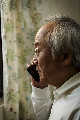 포토 JPG 주간 할아버지 노년 남자 실내 한명 들기 근접촬영 상반신 옆모습 실버라이프 스마트폰 한국인 고독 70대 통화 고령화 독거노인 노인남자한명만 국내포토 자연요소 1 라이프스타일 감정 뷰포인트 모션 사람 동양인 성인 내부 핸드폰 스마트기기 사회이슈 남자한명만 노인남자만 파일형식
