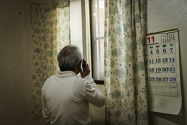 포토 JPG 주간 할아버지 노년 남자 실내 한명 서기 들기 상반신 뒷모습 실버라이프 스마트폰 한국인 고독 70대 통화 고령화 독거노인 노인남자한명만 국내포토 자연요소 1 라이프스타일 감정 뷰포인트 모션 사람 동양인 성인 내부 핸드폰 스마트기기 사회이슈 남자한명만 노인남자만 파일형식