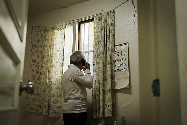 포토 JPG 주간 할아버지 노년 남자 실내 한명 서기 들기 상반신 뒷모습 실버라이프 스마트폰 한국인 고독 70대 통화 고령화 독거노인 노인남자한명만 국내포토 자연요소 1 라이프스타일 감정 뷰포인트 모션 사람 동양인 성인 내부 핸드폰 스마트기기 사회이슈 남자한명만 노인남자만 파일형식