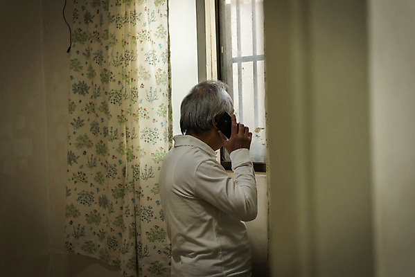 포토 JPG 주간 할아버지 노년 남자 실내 한명 서기 들기 상반신 뒷모습 실버라이프 스마트폰 한국인 고독 70대 통화 고령화 독거노인 노인남자한명만 국내포토 자연요소 1 라이프스타일 감정 뷰포인트 모션 사람 동양인 성인 내부 핸드폰 스마트기기 사회이슈 남자한명만 노인남자만 파일형식