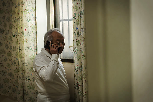 포토 JPG 주간 할아버지 노년 남자 실내 한명 서기 들기 상반신 옆모습 실버라이프 스마트폰 한국인 고독 70대 통화 고령화 독거노인 노인남자한명만 국내포토 자연요소 1 라이프스타일 감정 뷰포인트 모션 사람 동양인 성인 내부 핸드폰 스마트기기 사회이슈 남자한명만 노인남자만 파일형식