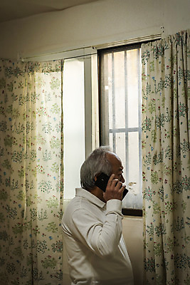 포토 JPG 주간 할아버지 노년 남자 실내 한명 들기 상반신 옆모습 실버라이프 스마트폰 한국인 고독 70대 통화 고령화 독거노인 노인남자한명만 국내포토 자연요소 1 라이프스타일 감정 뷰포인트 모션 사람 동양인 성인 내부 핸드폰 스마트기기 사회이슈 남자한명만 노인남자만 파일형식