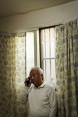 포토 JPG 주간 할아버지 노년 남자 실내 한명 서기 들기 상반신 앞모습 실버라이프 스마트폰 한국인 고독 70대 통화 고령화 독거노인 노인남자한명만 국내포토 자연요소 1 라이프스타일 감정 뷰포인트 모션 사람 동양인 성인 내부 핸드폰 스마트기기 사회이슈 남자한명만 노인남자만 파일형식