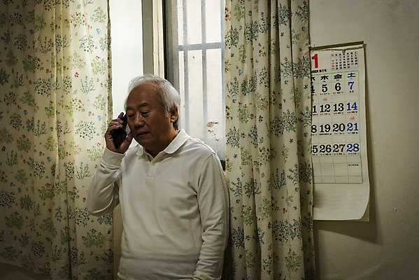 포토 JPG 주간 할아버지 노년 남자 실내 한명 서기 들기 상반신 앞모습 실버라이프 스마트폰 한국인 고독 70대 통화 고령화 독거노인 노인남자한명만 국내포토 자연요소 1 라이프스타일 감정 뷰포인트 모션 사람 동양인 성인 내부 핸드폰 스마트기기 사회이슈 남자한명만 노인남자만 파일형식