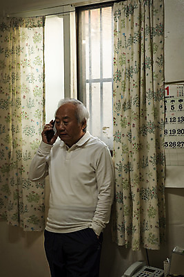 포토 JPG 주간 할아버지 노년 남자 실내 한명 서기 들기 상반신 옆모습 실버라이프 스마트폰 한국인 고독 주머니손 70대 통화 고령화 독거노인 노인남자한명만 국내포토 자연요소 1 라이프스타일 감정 뷰포인트 모션 사람 동양인 성인 내부 핸드폰 스마트기기 사회이슈 남자한명만 노인남자만 파일형식