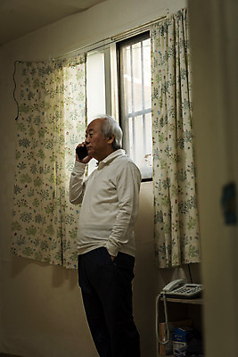 포토 JPG 주간 할아버지 노년 남자 실내 한명 서기 들기 상반신 옆모습 실버라이프 스마트폰 한국인 고독 주머니손 70대 통화 고령화 독거노인 노인남자한명만 국내포토 자연요소 1 라이프스타일 감정 뷰포인트 모션 사람 동양인 성인 내부 핸드폰 스마트기기 사회이슈 남자한명만 노인남자만 파일형식