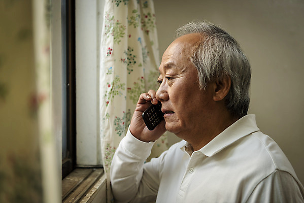 포토 JPG 주간 할아버지 노년 남자 실내 한명 들기 상반신 옆모습 실버라이프 스마트폰 한국인 고독 70대 통화 고령화 독거노인 노인남자한명만 국내포토 자연요소 1 라이프스타일 감정 뷰포인트 모션 사람 동양인 성인 내부 핸드폰 스마트기기 사회이슈 남자한명만 노인남자만 파일형식