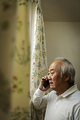 포토 JPG 주간 할아버지 노년 남자 실내 한명 들기 상반신 옆모습 실버라이프 스마트폰 한국인 고독 소프트포커스 70대 통화 고령화 독거노인 노인남자한명만 국내포토 자연요소 1 라이프스타일 감정 뷰포인트 모션 촬영기법 사람 동양인 성인 내부 핸드폰 스마트기기 사회이슈 남자한명만 노인남자만 파일형식