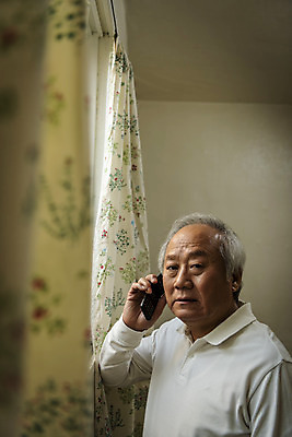 포토 JPG 주간 할아버지 노년 남자 실내 한명 들기 상반신 옆모습 실버라이프 스마트폰 한국인 고독 70대 통화 고령화 독거노인 노인남자한명만 국내포토 자연요소 1 라이프스타일 감정 뷰포인트 모션 사람 동양인 성인 내부 핸드폰 스마트기기 사회이슈 남자한명만 노인남자만 파일형식