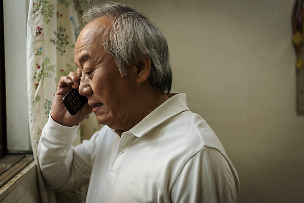 포토 JPG 주간 할아버지 노년 남자 실내 한명 들기 상반신 옆모습 실버라이프 스마트폰 한국인 고독 70대 통화 고령화 독거노인 노인남자한명만 국내포토 자연요소 1 라이프스타일 감정 뷰포인트 모션 사람 동양인 성인 내부 핸드폰 스마트기기 사회이슈 남자한명만 노인남자만 파일형식