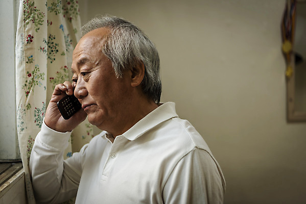 포토 JPG 주간 할아버지 노년 남자 실내 한명 들기 상반신 옆모습 실버라이프 스마트폰 한국인 고독 70대 통화 고령화 독거노인 노인남자한명만 국내포토 자연요소 1 라이프스타일 감정 뷰포인트 모션 사람 동양인 성인 내부 핸드폰 스마트기기 사회이슈 남자한명만 노인남자만 파일형식