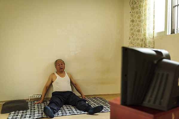 포토 JPG 주간 전신 할아버지 노년 남자 실내 한명 앉기 앞모습 여름 실버라이프 기댐 한국인 고독 더위 70대 고령화 독거노인 노인남자한명만 국내포토 자연요소 1 라이프스타일 계절 감정 뷰포인트 모션 날씨 사람 동양인 성인 내부 사회이슈 남자한명만 노인남자만 파일형식