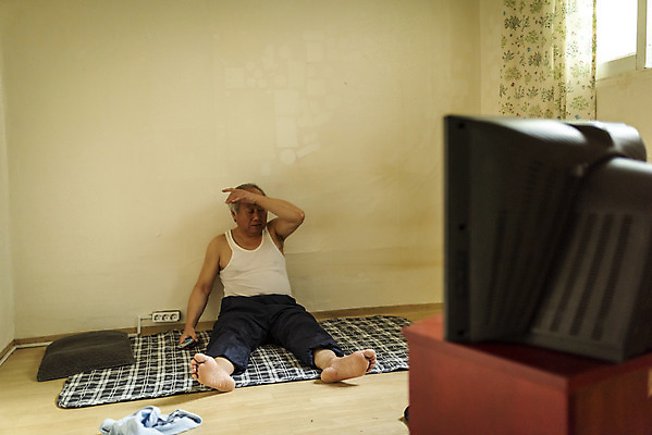 포토 JPG 주간 전신 할아버지 노년 남자 실내 한명 앉기 앞모습 여름 실버라이프 기댐 한국인 고독 더위 70대 고령화 독거노인 노인남자한명만 국내포토 자연요소 1 라이프스타일 계절 감정 뷰포인트 모션 날씨 사람 동양인 성인 내부 사회이슈 남자한명만 노인남자만 파일형식