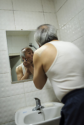 포토 JPG 주간 응시 할아버지 노년 남자 실내 한명 들기 상반신 뒷모습 실버라이프 거울 한국인 화장실 면도 70대 면도기 고령화 독거노인 노인남자한명만 국내포토 자연요소 1 라이프스타일 시선 뷰포인트 모션 사람 동양인 성인 내부 위생용품 사회이슈 남자한명만 노인남자만 파일형식