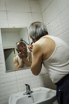 포토 JPG 주간 응시 할아버지 노년 남자 실내 한명 들기 상반신 뒷모습 실버라이프 거울 한국인 화장실 면도 70대 면도기 고령화 독거노인 노인남자한명만 국내포토 자연요소 1 라이프스타일 시선 뷰포인트 모션 사람 동양인 성인 내부 위생용품 사회이슈 남자한명만 노인남자만 파일형식