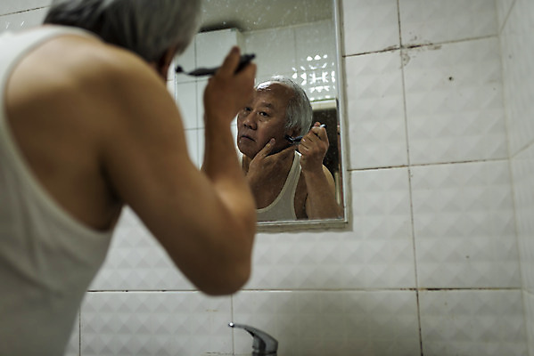 포토 JPG 주간 응시 할아버지 노년 남자 실내 한명 들기 상반신 뒷모습 실버라이프 거울 한국인 화장실 면도 70대 면도기 고령화 독거노인 노인남자한명만 국내포토 자연요소 1 라이프스타일 시선 뷰포인트 모션 사람 동양인 성인 내부 위생용품 사회이슈 남자한명만 노인남자만 파일형식