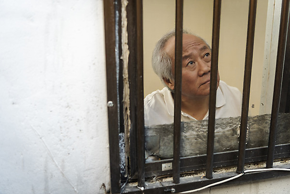 포토 JPG 주간 할아버지 노년 남자 창문 실내 한명 상반신 앞모습 실버라이프 한국인 올려보기 고독 70대 창살 고령화 독거노인 노인남자한명만 국내포토 자연요소 1 라이프스타일 감정 뷰포인트 모션 사람 동양인 성인 내부 사회이슈 남자한명만 노인남자만 파일형식