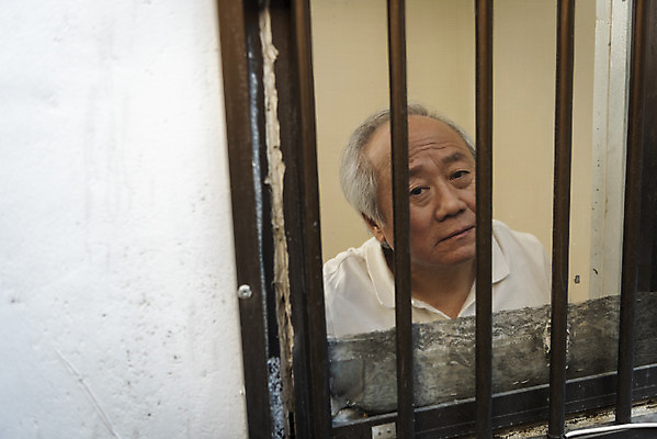 포토 JPG 주간 응시 할아버지 노년 남자 창문 실내 한명 상반신 앞모습 실버라이프 한국인 고독 70대 창살 고령화 독거노인 노인남자한명만 국내포토 자연요소 1 라이프스타일 시선 감정 뷰포인트 사람 동양인 성인 내부 사회이슈 남자한명만 노인남자만 파일형식