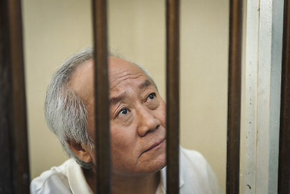 포토 JPG 주간 응시 할아버지 노년 남자 창문 실내 한명 근접촬영 상반신 옆모습 실버라이프 한국인 고독 70대 창살 고령화 독거노인 노인남자한명만 국내포토 자연요소 1 라이프스타일 시선 감정 뷰포인트 사람 동양인 성인 내부 사회이슈 남자한명만 노인남자만 파일형식