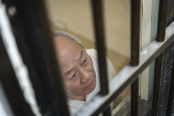 포토 JPG 주간 응시 할아버지 노년 남자 창문 실내 한명 상반신 옆모습 실버라이프 하이앵글 한국인 고독 70대 창살 고령화 독거노인 노인남자한명만 국내포토 자연요소 1 라이프스타일 시선 감정 뷰포인트 사람 동양인 성인 내부 사회이슈 남자한명만 노인남자만 파일형식