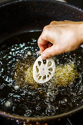 포토 JPG 손 채소 실내 들기 신체부위 식용유 특산물 연근 대구광역시 연근튀김 반야월 국내포토 모션 사람 내부 튀김 기름_음식 대구_한국 파일형식